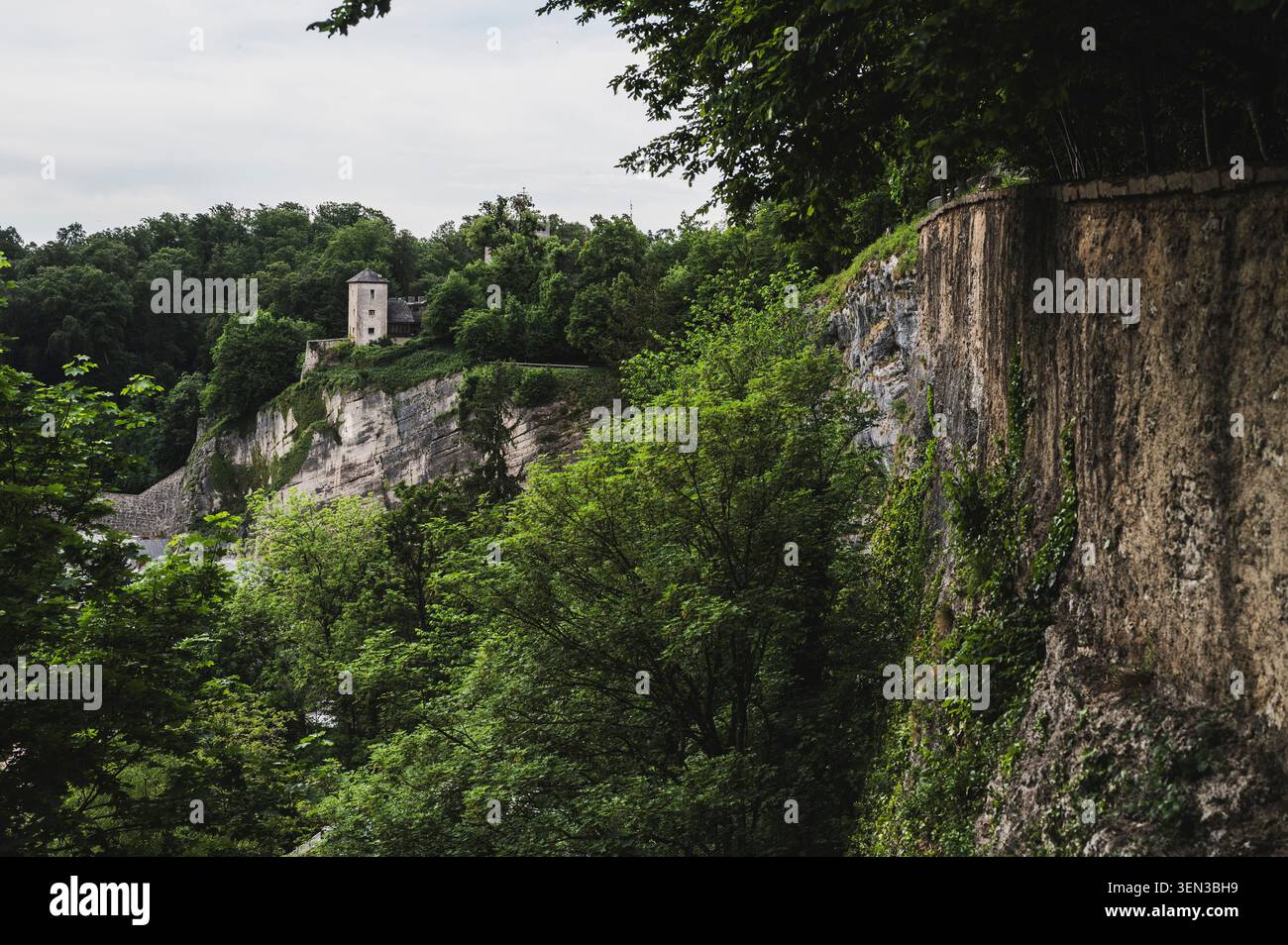 I sentieri e le viste sul Mönchsberg nella città di Mozart di Salisburgo in primavera. Nella foto: Fortificazioni e torre di difesa della collina della fortezza. Foto Stock