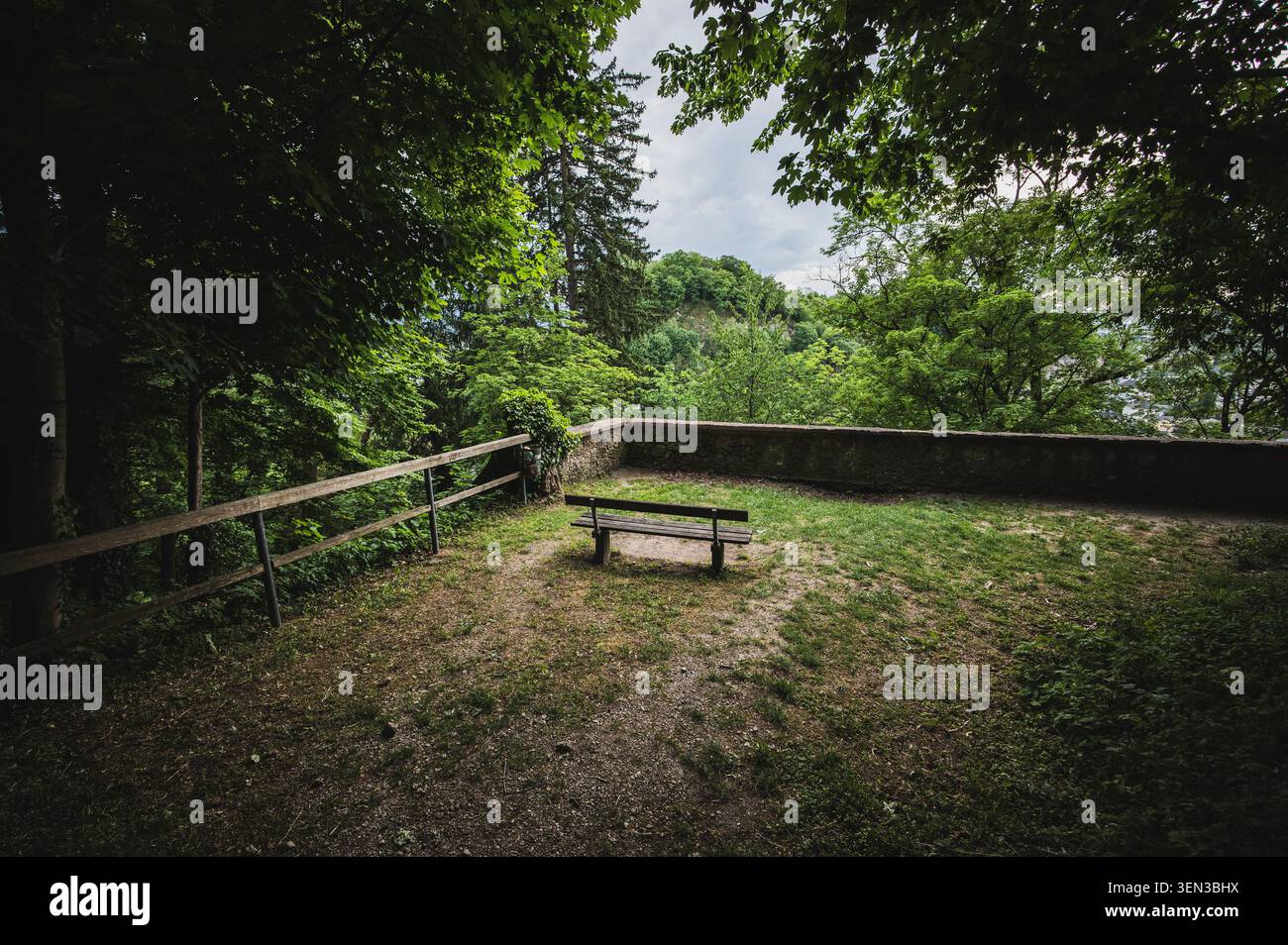 I sentieri e le viste sul Mönchsberg nella città di Mozart di Salisburgo in primavera. Foto Stock