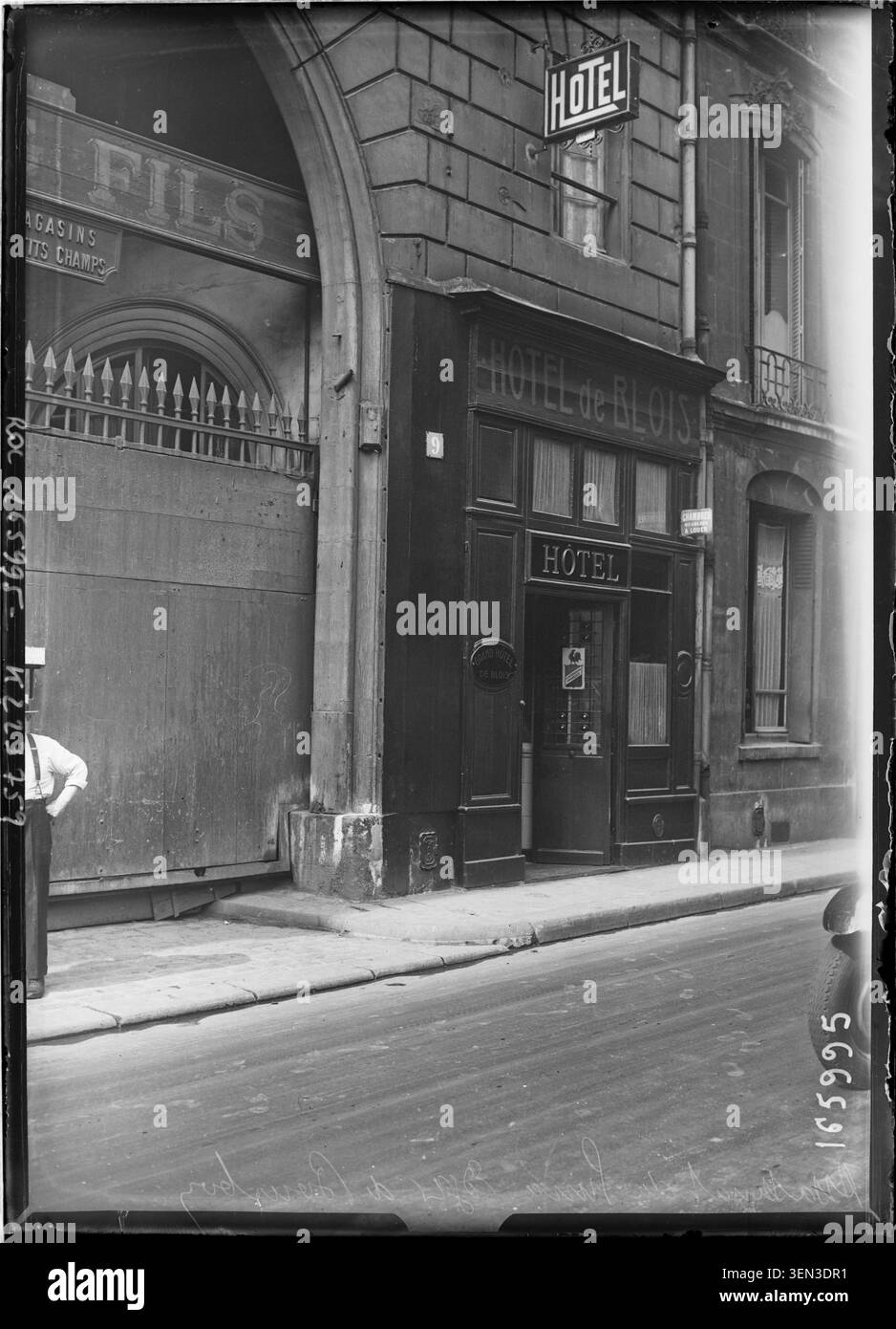 Una fotografia del 1932 riporta l'hotel in rue du Bouloi a Parigi, dove ebbe luogo l'assassinio del principe Edgar de Bourbon. L'immagine documenta il luogo associato al caso penale riportato quell'anno. Foto Stock