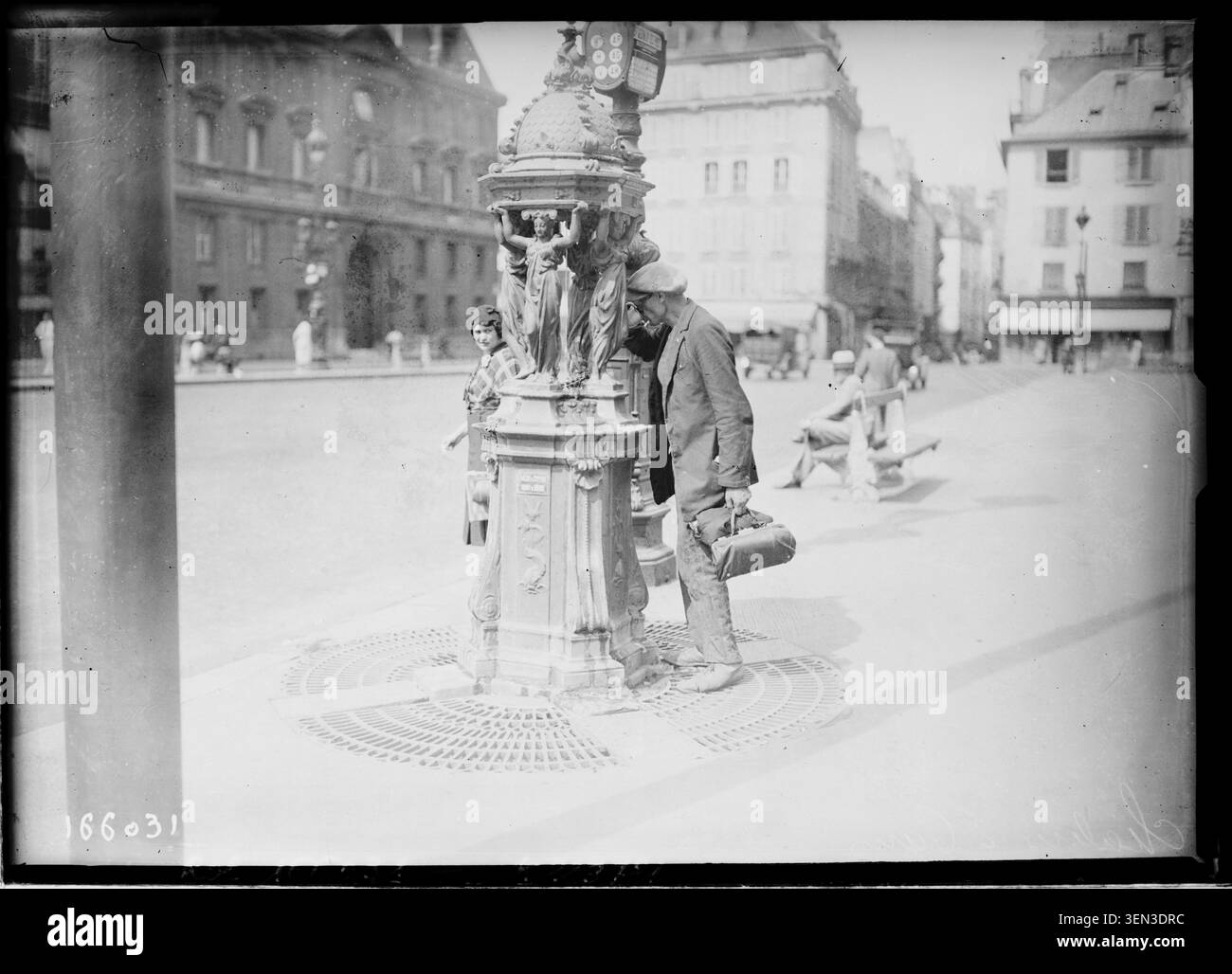 Un uomo beveva acqua da una fontana di Wallace durante un periodo di caldo a Parigi nel 1932. La fotografia della stampa di Agence Rol registra una risposta alle temperature calde della capitale francese. Foto Stock