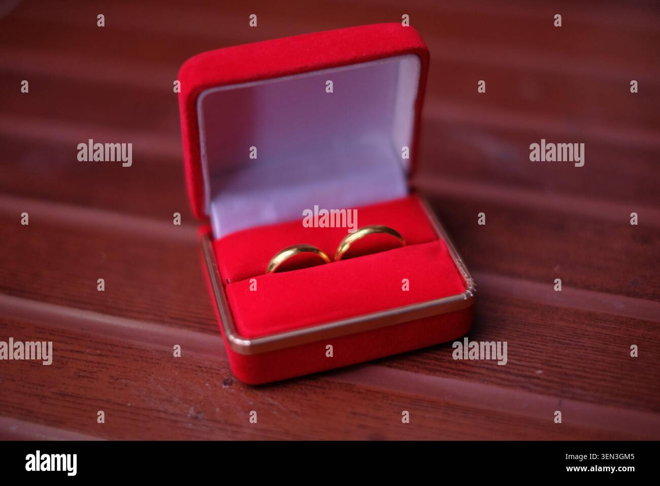 Halal union Concept: Un paio di fedi nuziali che riposano graziosamente con un elegante bokeh Foto Stock