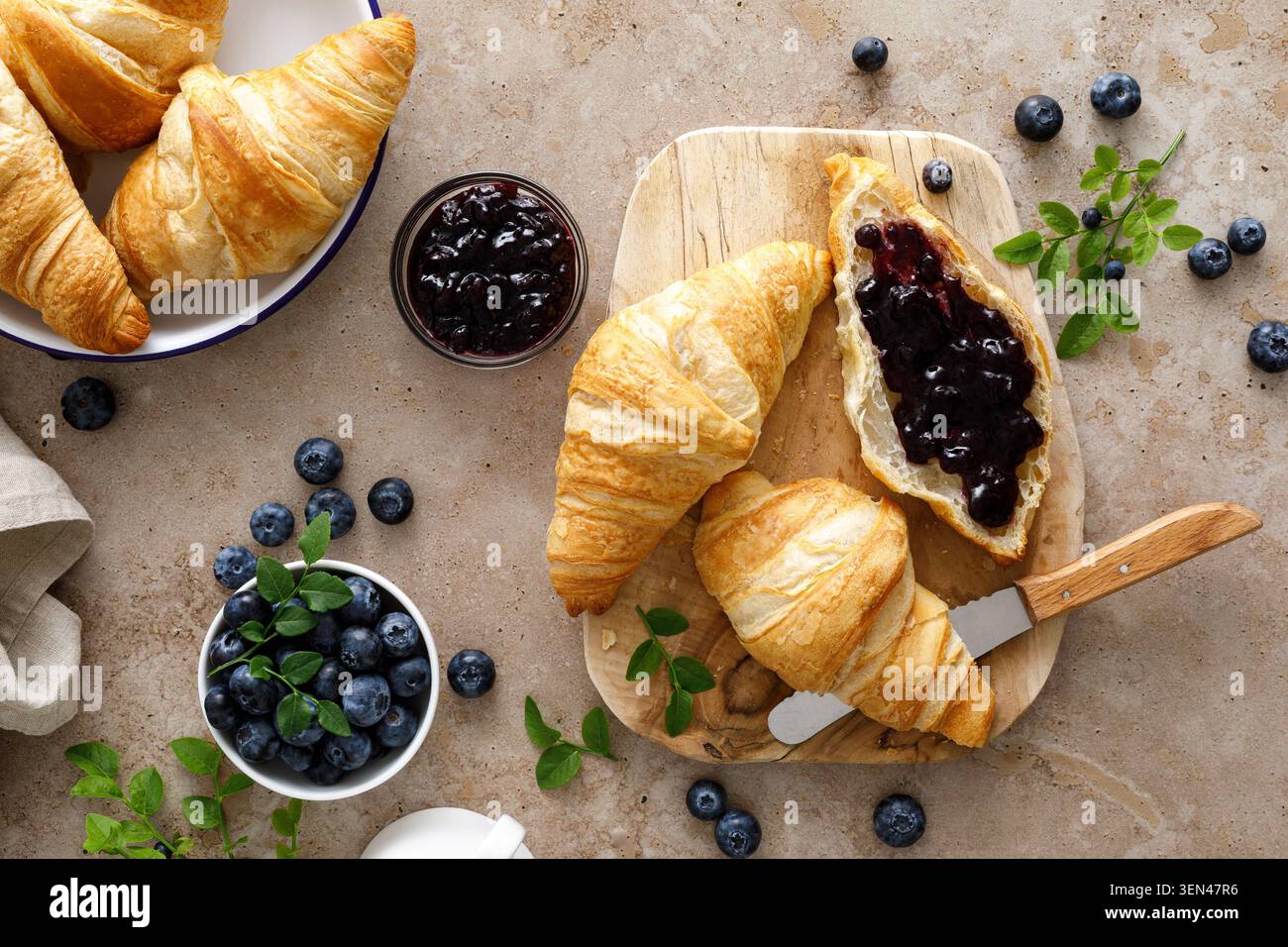 Croissant con marmellata di mirtilli a colazione Foto Stock