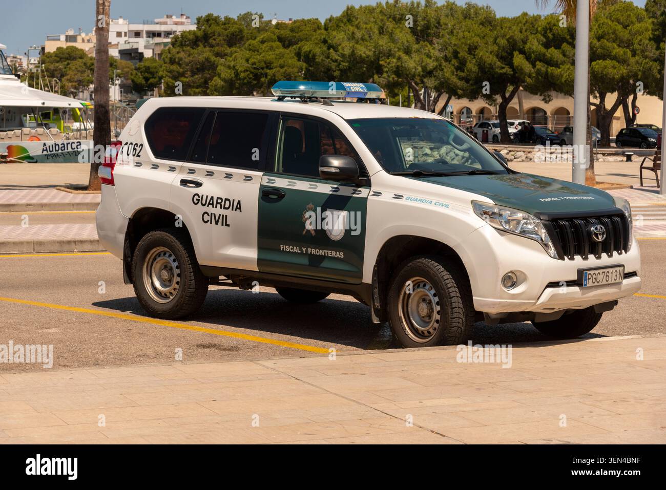 Port Alcudia Mallorca Spagna. 29.05.2026. Un SUV bianco e verde della Guardia Civil con luci lampeggianti è parcheggiato in una strada vicino a un lungomare Foto Stock