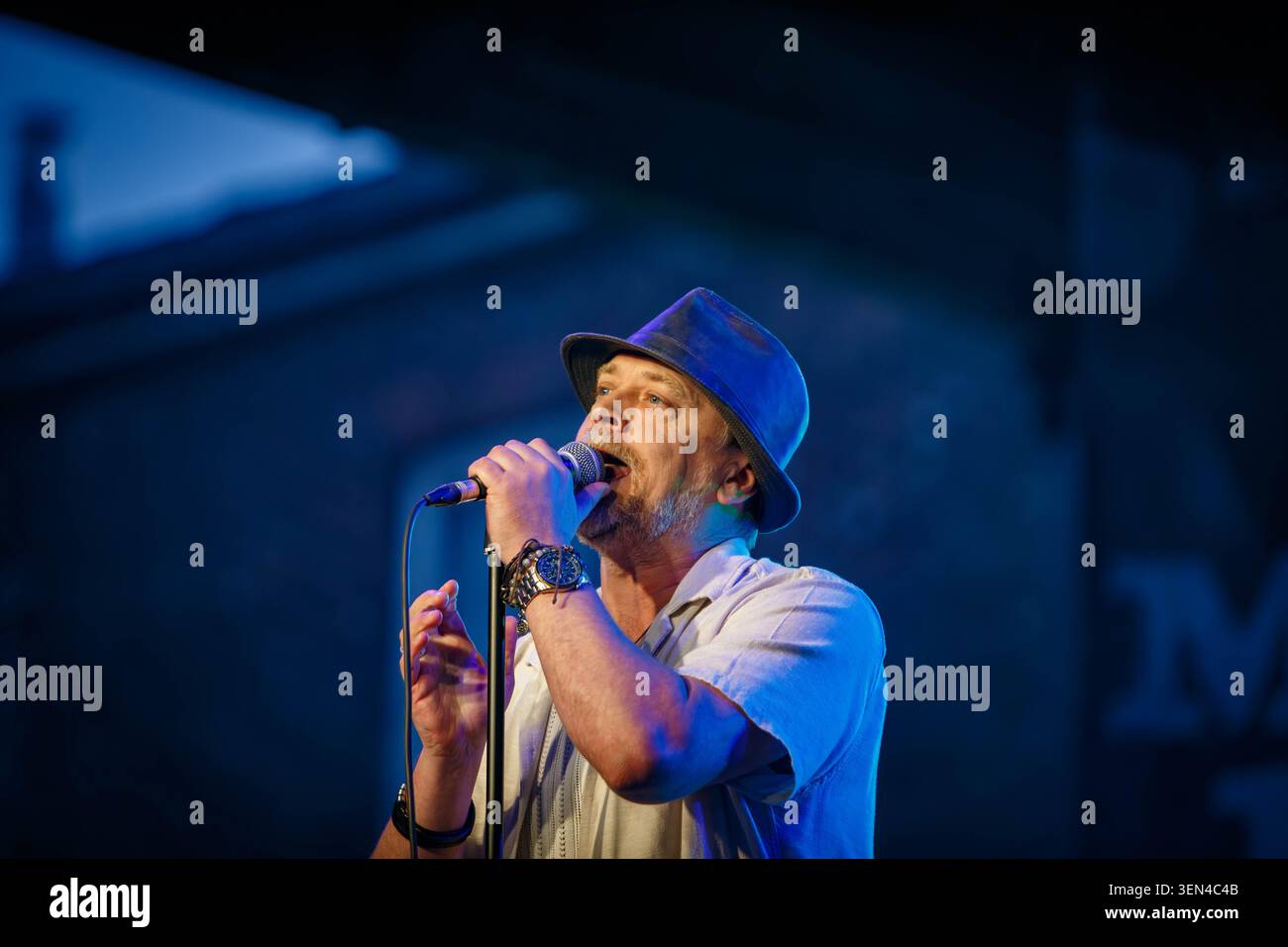 La band locale The Ambersons suonò con una grande folla nel centro di Warrington durante il Warrington Music Festival. Voce solista Midge Fairnington Foto Stock