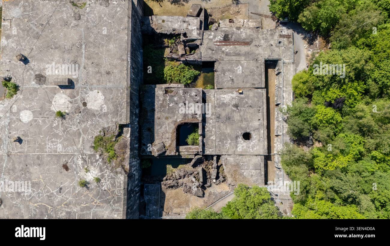 Vista dall'alto dei droni delle strutture in cemento danneggiate al Blockhaus d'Éperlecques di Éperlecques, Francia. Foto Stock