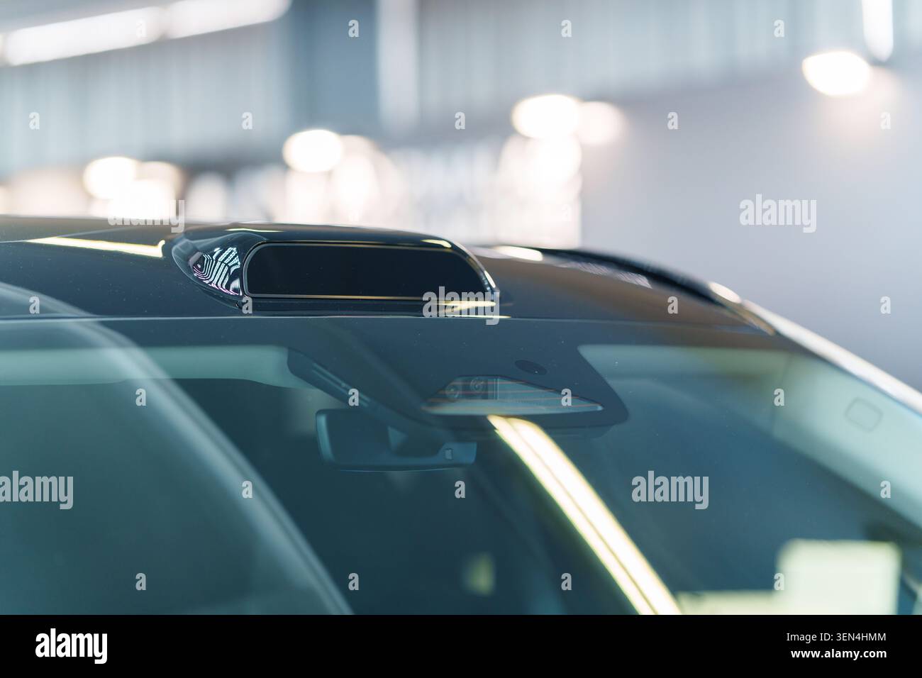 Tecnologia di guida autonoma con sensore LiDAR sul tetto dell'auto e telecamere ADAS dietro il parabrezza Foto Stock