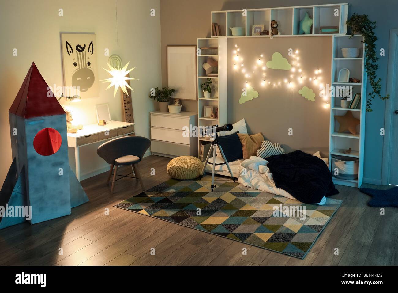 Accoglienti interni della camera da letto per bambini con arredi in tema spaziale, telescopio e luci da favola per un gioco fantasioso Foto Stock