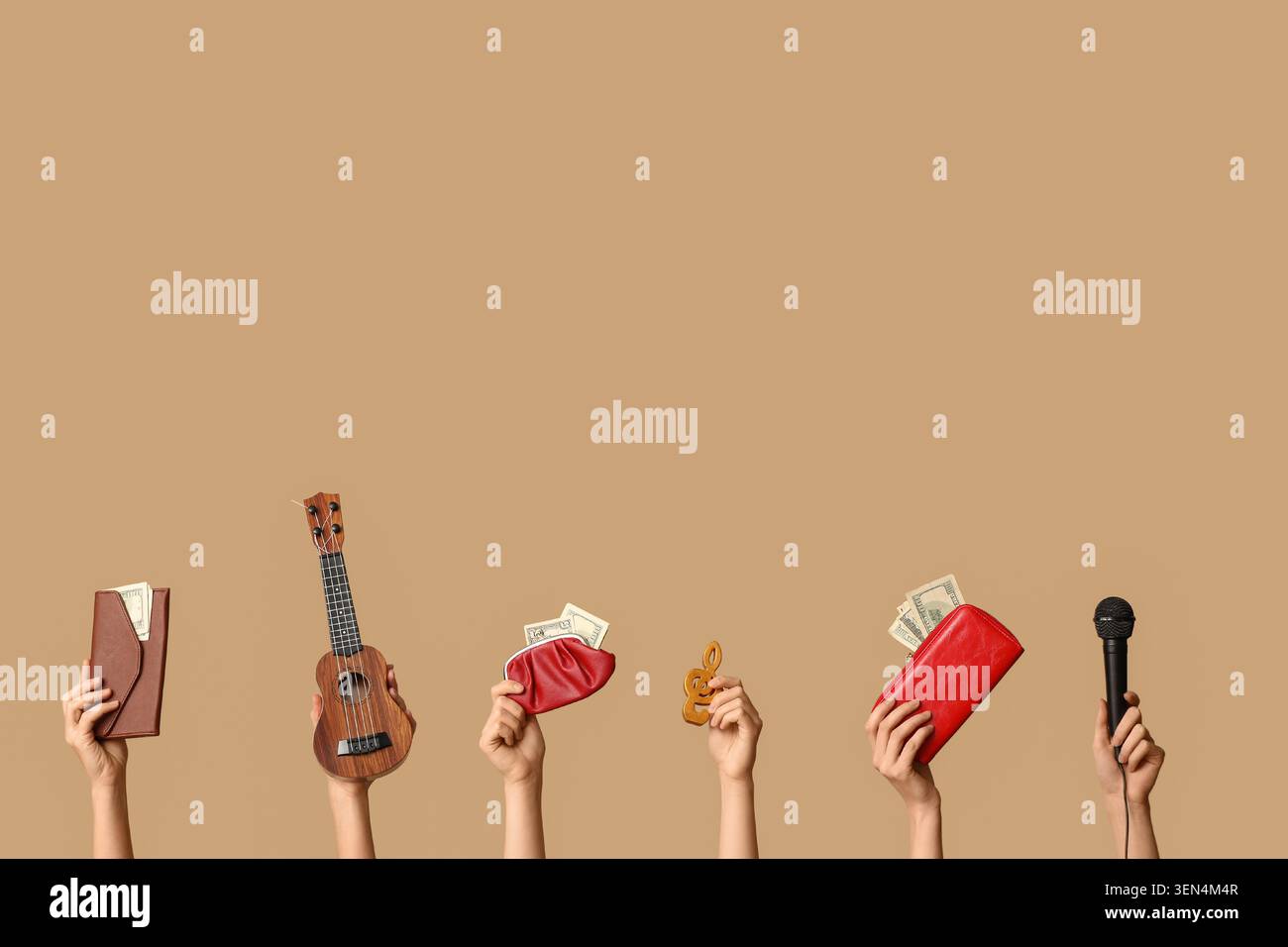 Mani che tengono soldi ukulele e microfono industria di intrattenimento guadagna carriera musicale reddito successo finanziario nelle arti Foto Stock