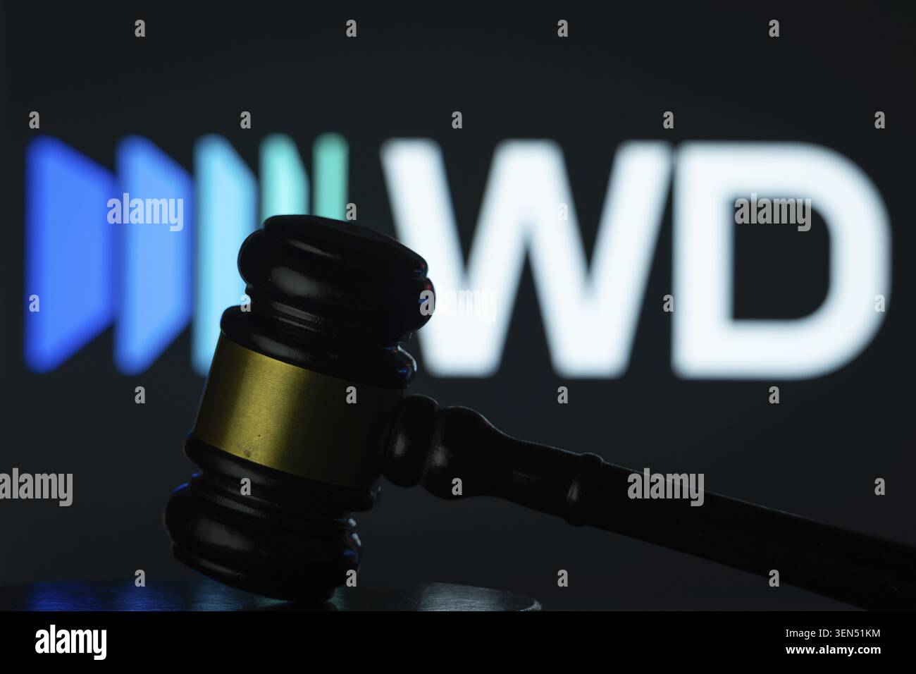 Dhaka, Bangladesh - 12 maggio 2026: Un martelletto di legno viene visto di fronte al logo Western Digital (WD) visualizzato su uno schermo Foto Stock