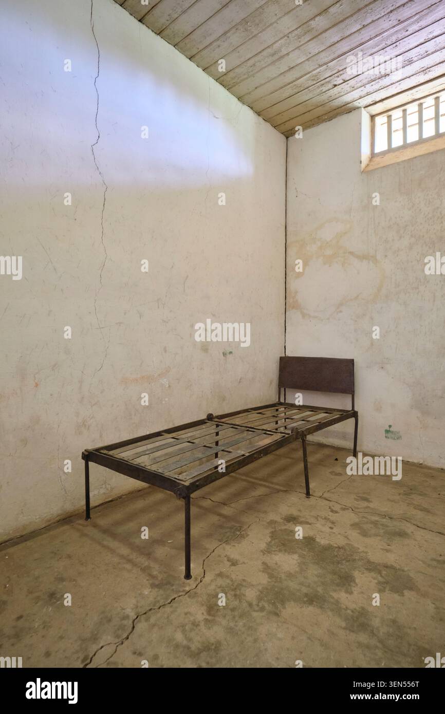 Un letto singolo in acciaio e metallo senza materasso in una cella. Nella vecchia prigione, ora chiusa e in un museo. A Gundagai, NSW, Australia. Foto Stock