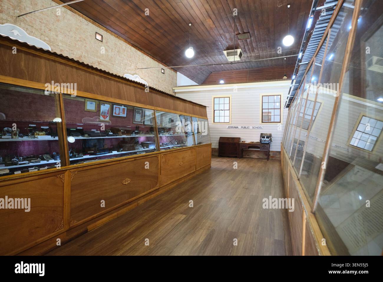 Panoramica con custodie riempite di penne, pozzetti di inchiostro e vari documenti cartacei importanti. All'Australian Pen Museum di Gundagai, New South Wales, Australia. Foto Stock