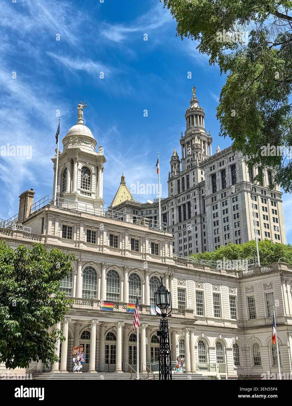 New York, NY - US - 5 giugno 2026 il municipio di New York con la sua distinta cupola e statua, adagiato contro l'imponente edificio municipale di Manhattan sotto a. Foto Stock