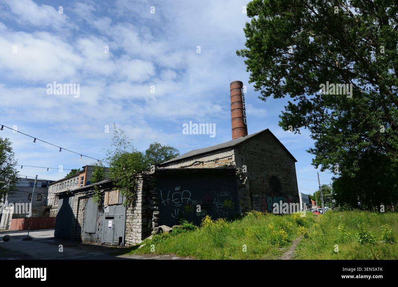 Un paesaggio industriale post-apocalittico nella città creativa di Telliskivi a Tallinn, Estonia. Foto Stock