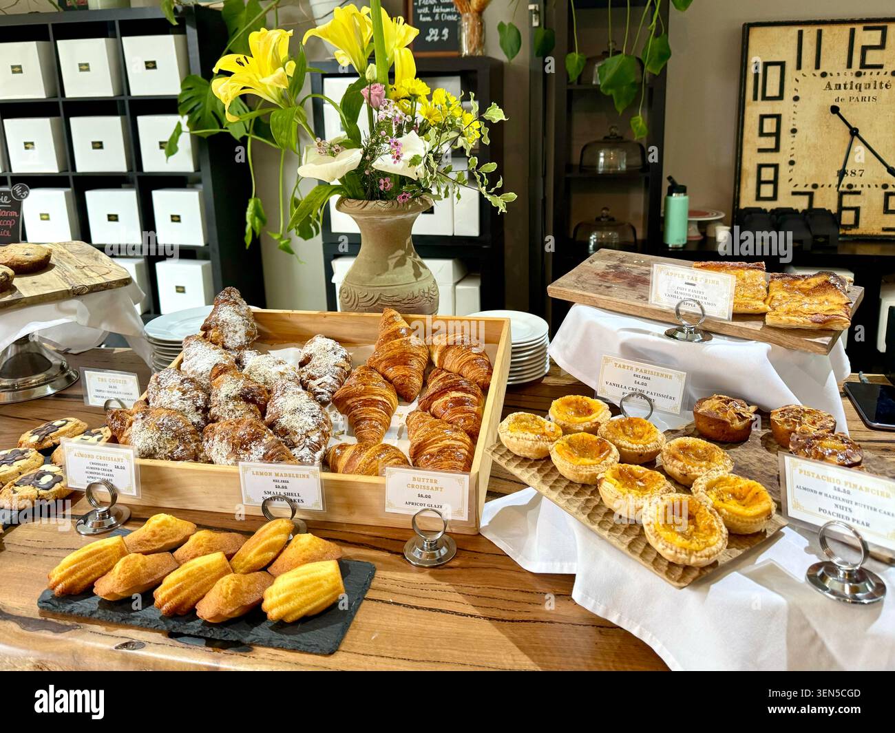 Selezione di dolci in mostra alla Maison LASSIALLE - l'Arte del dessert francese e Chocolatte a Metricup, regione del fiume Margaret, Australia Occidentale - Immagine stock catturata con smartphone