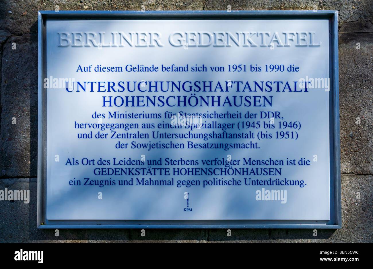 Primo piano di un Berliner Gedenktafel che commemora l'ex carcere di Hohenschönhausen del Ministero della sicurezza dello Stato della Germania Est (Stasi). Foto Stock