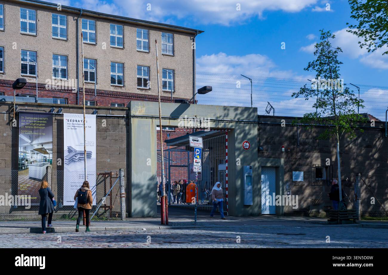 I visitatori entrano nel Memoriale di Berlino-Hohenschönhausen (Gedenkstätte Hohenschönhausen), l'ex prigione della Stasi, Germania dell'Est. Foto Stock