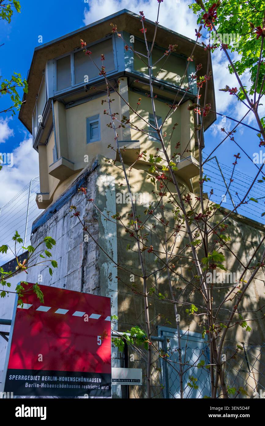 Storica torre di guardia e muro di sicurezza del Memoriale di Berlino-Hohenschönhausen, ex prigione della Stasi, Germania. Gedenkstätte Hohenschönhausen. Foto Stock