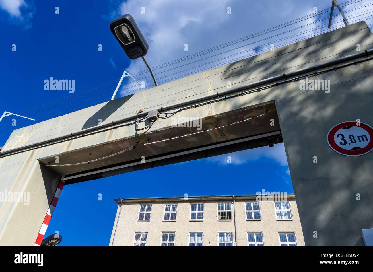 Vista dall'angolo basso del cancello d'ingresso e del muro di sicurezza del Memoriale di Berlino-Hohenschönhausen, l'ex prigione della Stasi. Gedenkstätte Hohenschönhausen. Foto Stock