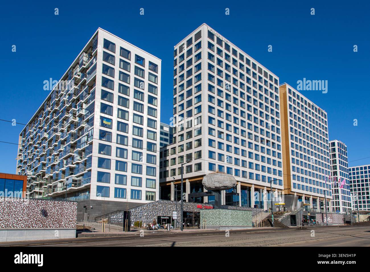 Centro commerciale di Tripla con cielo azzurro nel quartiere Pasila di Helsinki, Finlandia Foto Stock