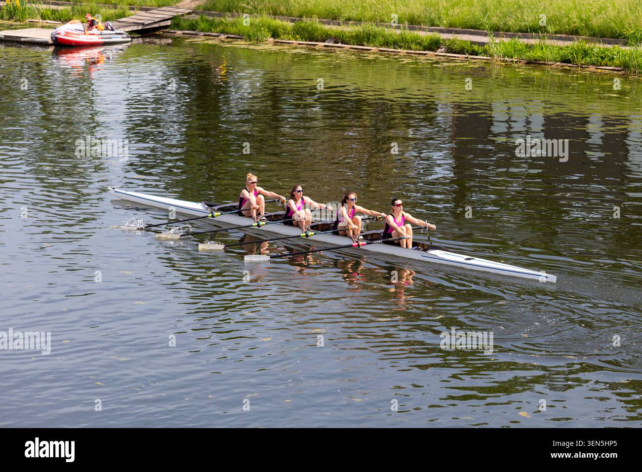 Squadra femminile durante la grande Regata di Mosca del 7 giugno 2026 Foto Stock
