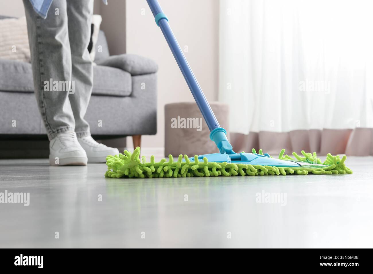Persona che pulisce il pavimento della casa con mocio in microfibra, lavori domestici e routine di pulizia domestica, moderne attrezzature per la pulizia Foto Stock