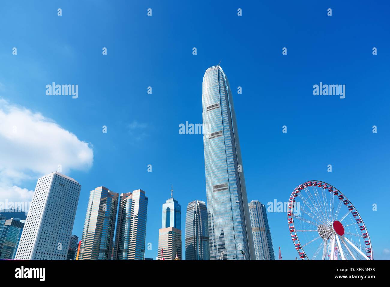 Ruota panoramica di Hong Kong. Vista urbana degli alti grattacieli di vetro nell'edificio del quartiere finanziario, simbolo dello sviluppo economico della regione Foto Stock