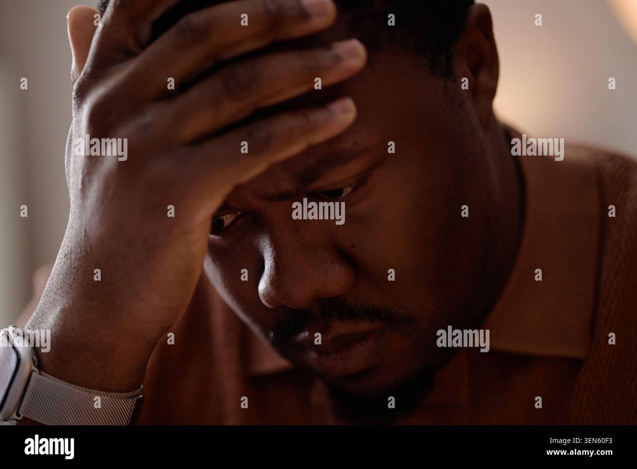 Uomo nero che soffre di stanchezza e stress a casa Foto Stock