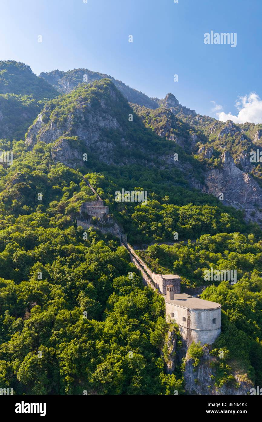Veduta aerea dell'antica Rocca d'Anfo che domina il lago d'Idro. Anfo, Valle sabbia, provincia di Brescia, Lombardia, Italia, Europa. Foto Stock