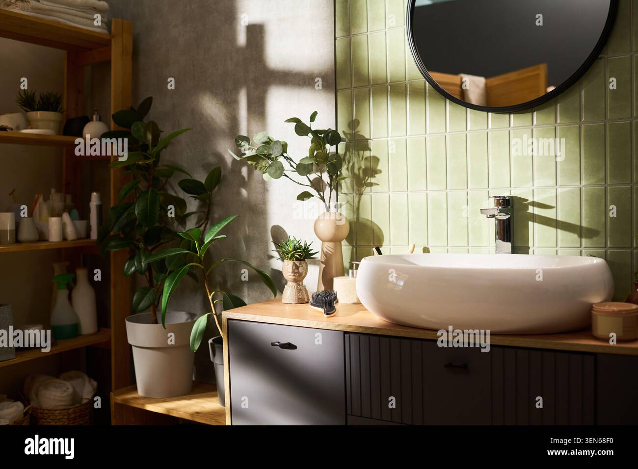 Moderno lavandino del bagno con prodotti per la cura della pelle e per il fai da te Foto Stock