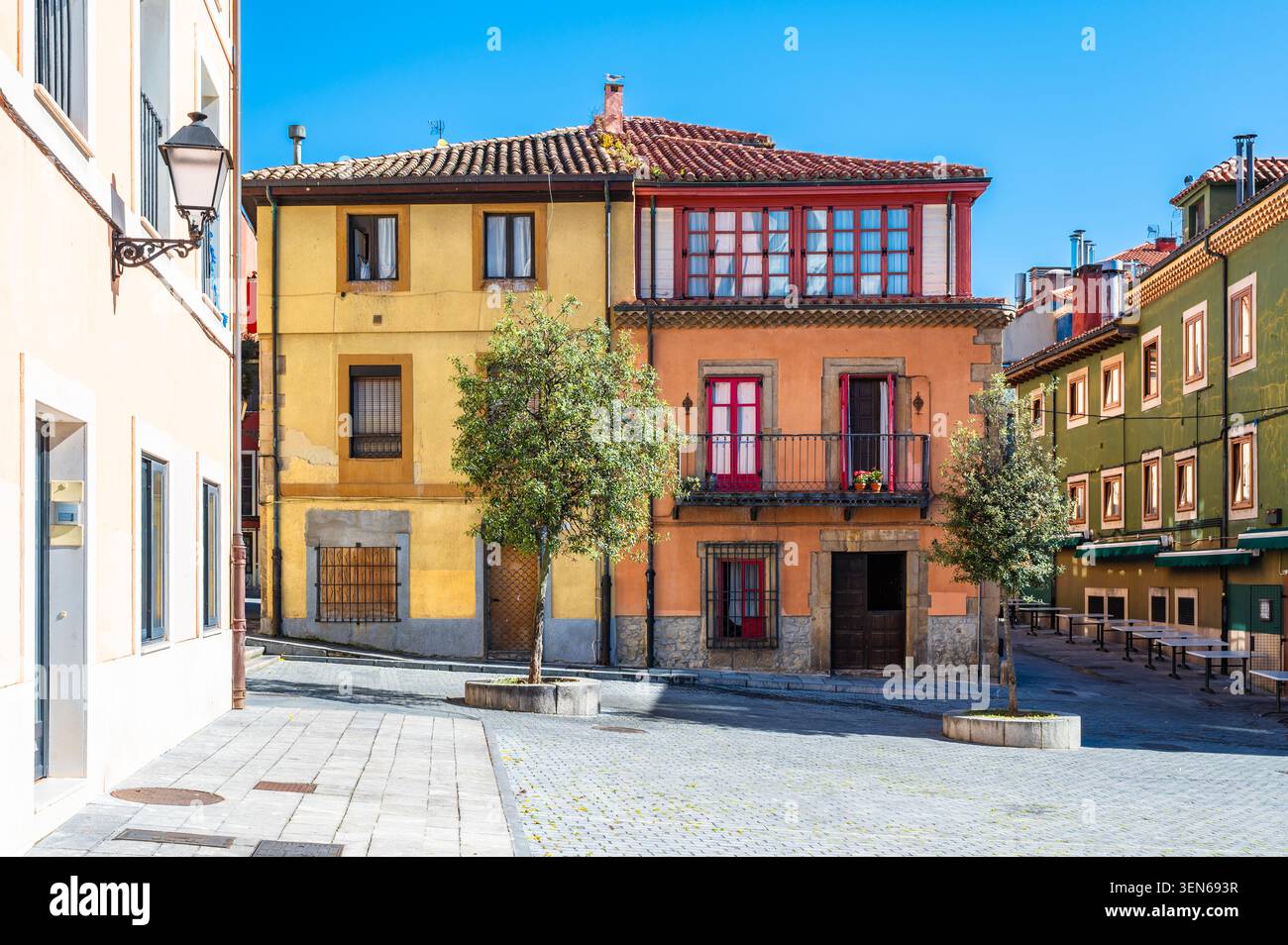 Edifici colorati in Piazza nel centro storico di Gijon, Spagna Foto Stock