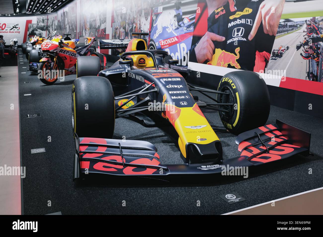 Auto di Formula 1 Red Bull Racing con marchio Aston Martin e Honda in mostra alla fiera Motorsport Foto Stock