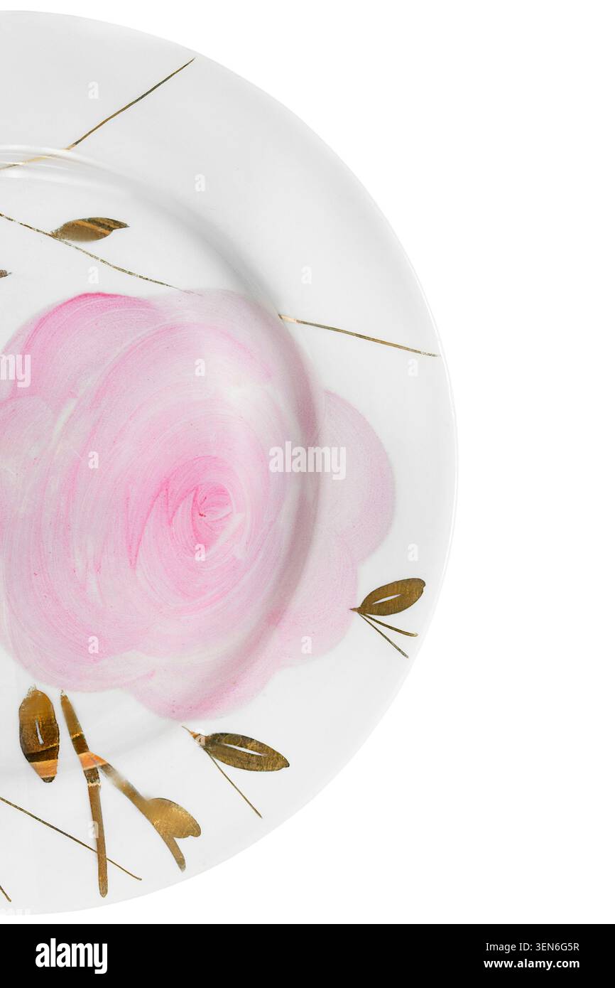 Metà della piastra in ceramica verniciata dorata d'epoca isolata su sfondo bianco Foto Stock