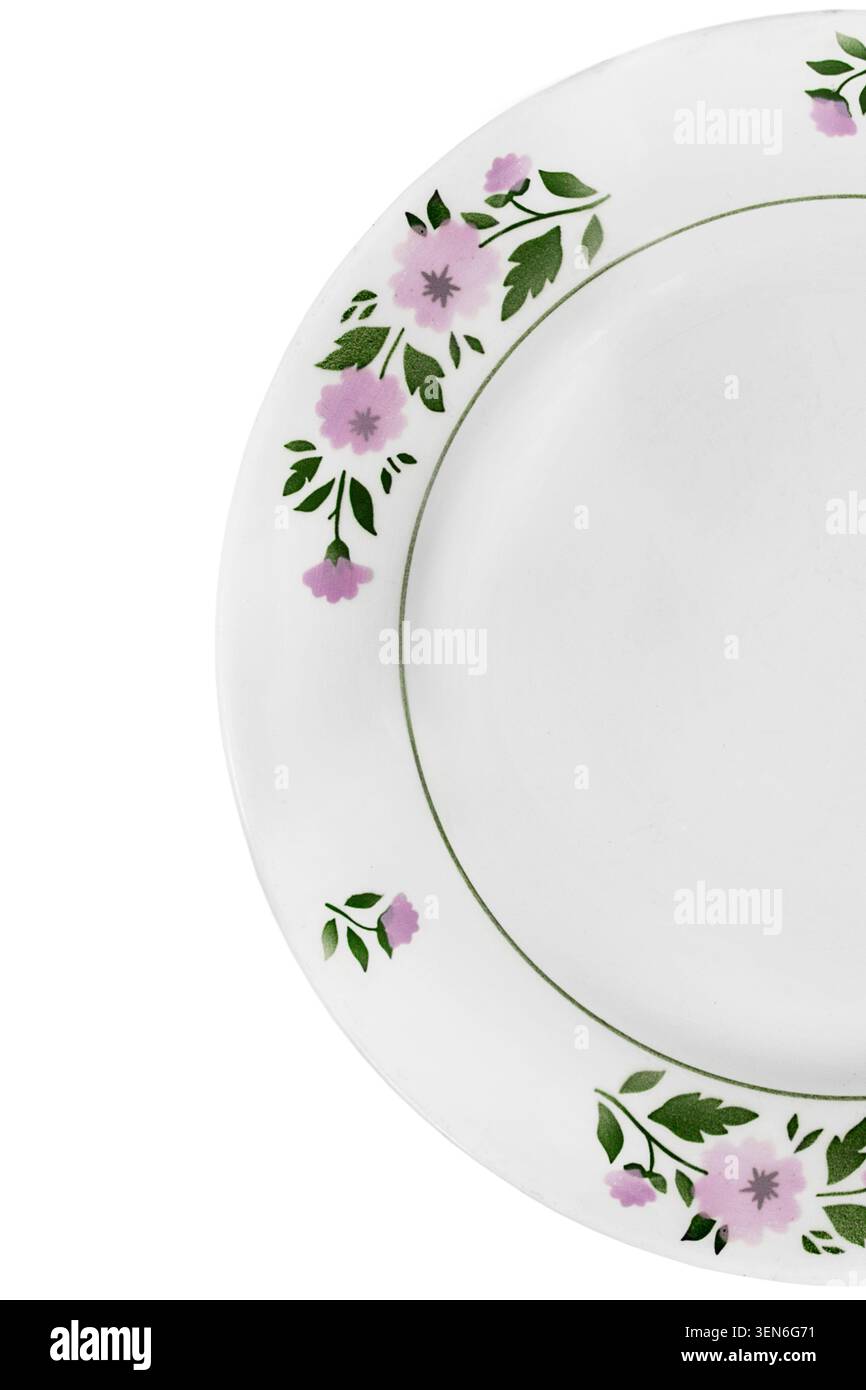 Metà di lastra in ceramica dipinta con motivi floreali isolata su un primo piano di fondo bianco Foto Stock