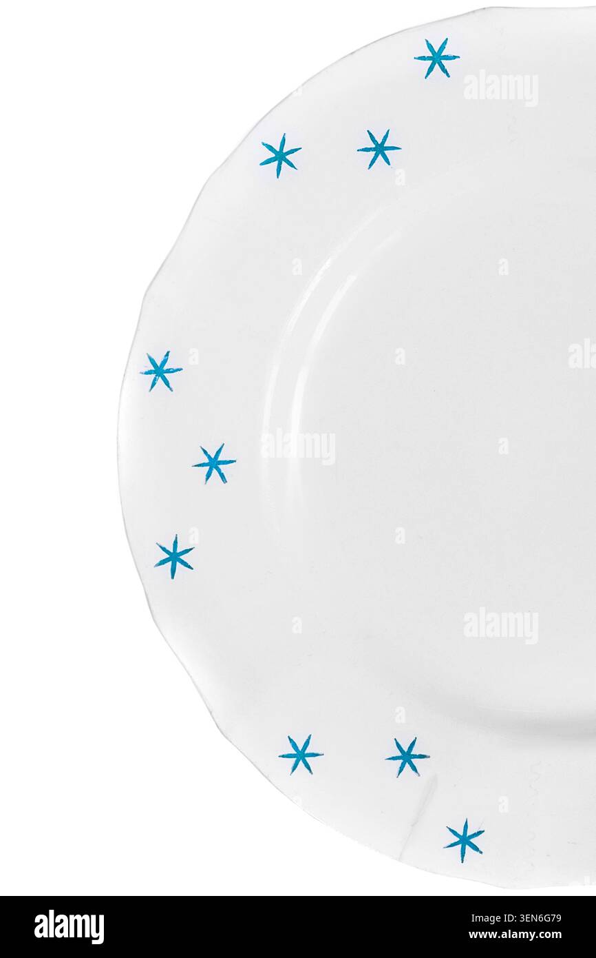 Metà di piastra grande in ceramica bianca isolata su primo piano su sfondo bianco Foto Stock