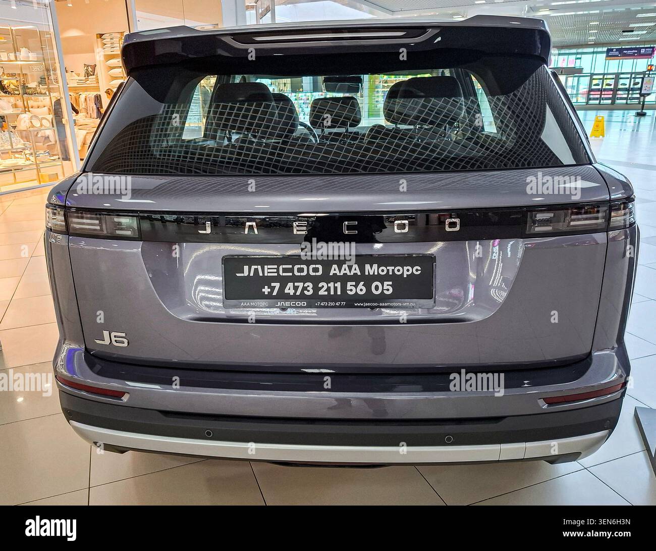 VORONEZH, Russia - 11 aprile 2026.in occasione di una fiera automobilistica in Russia, viene presentato il portellone posteriore di un veicolo JAECOO. Il modello J6 e il nome del marchio sono visibili Foto Stock
