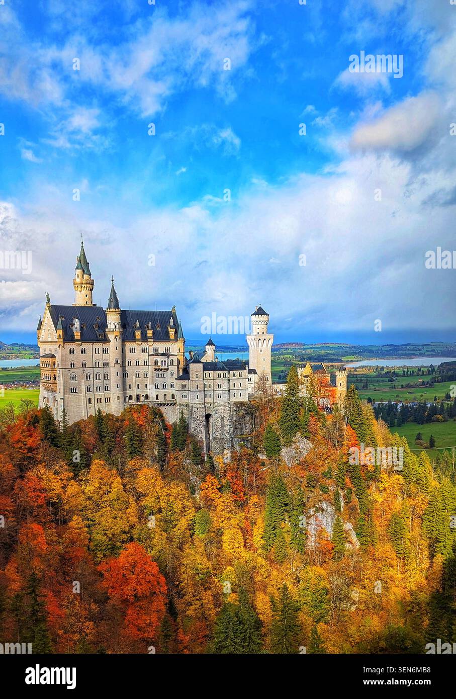 Castello di Neuschwanstein in Baviera, Germania, in autunno in una giornata di sole. Foto Stock