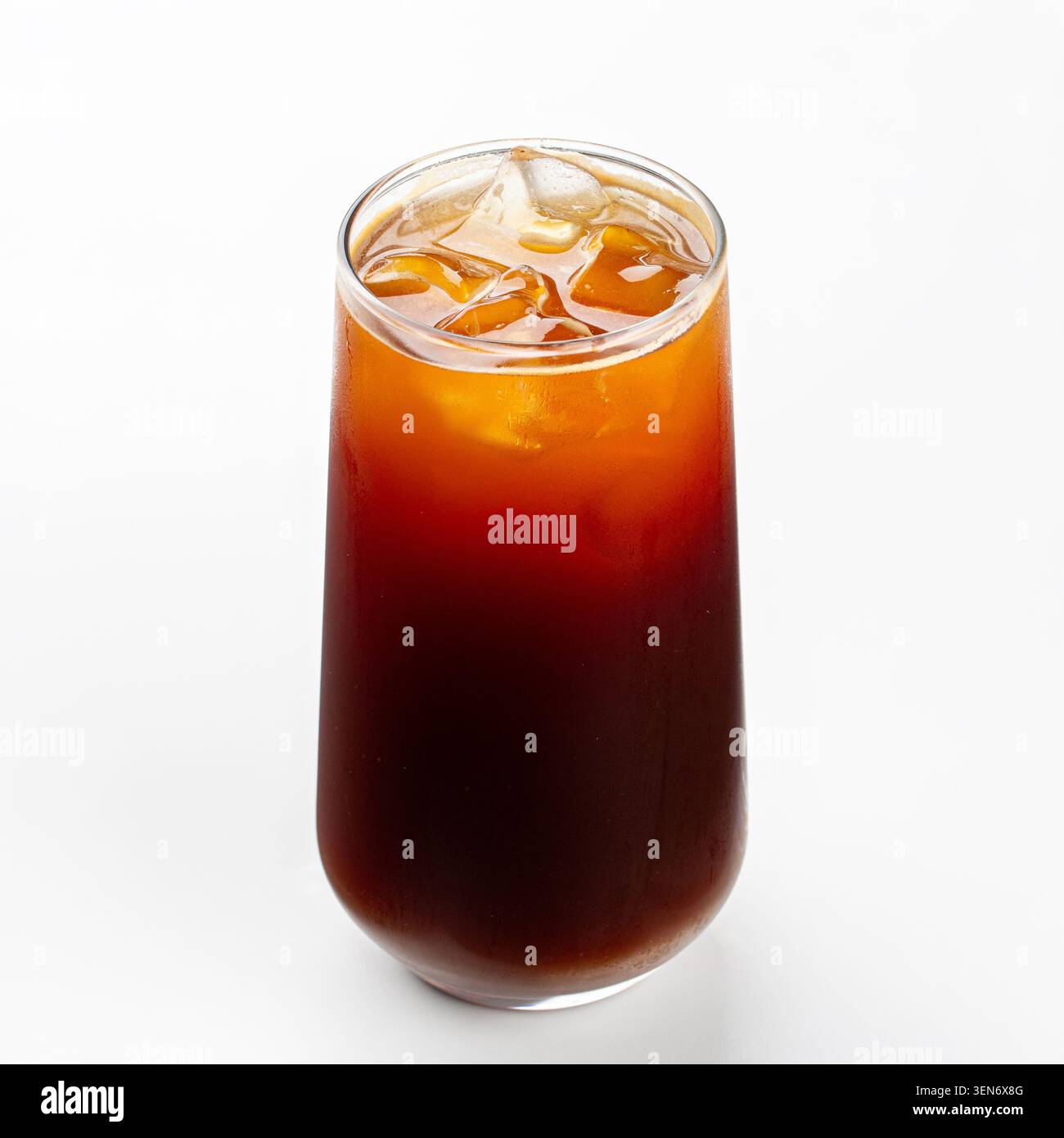 Caffè americano freddo isolato in vetro alto Foto Stock