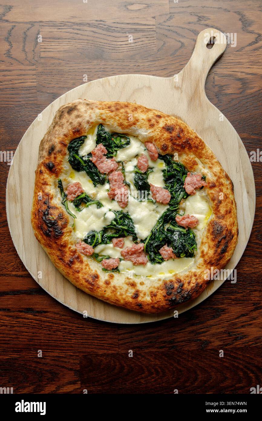 Pizza artigianale con formaggio, polpette ed erbe aromatiche isolate. Luce studio, spazio per testo, texture Foto Stock