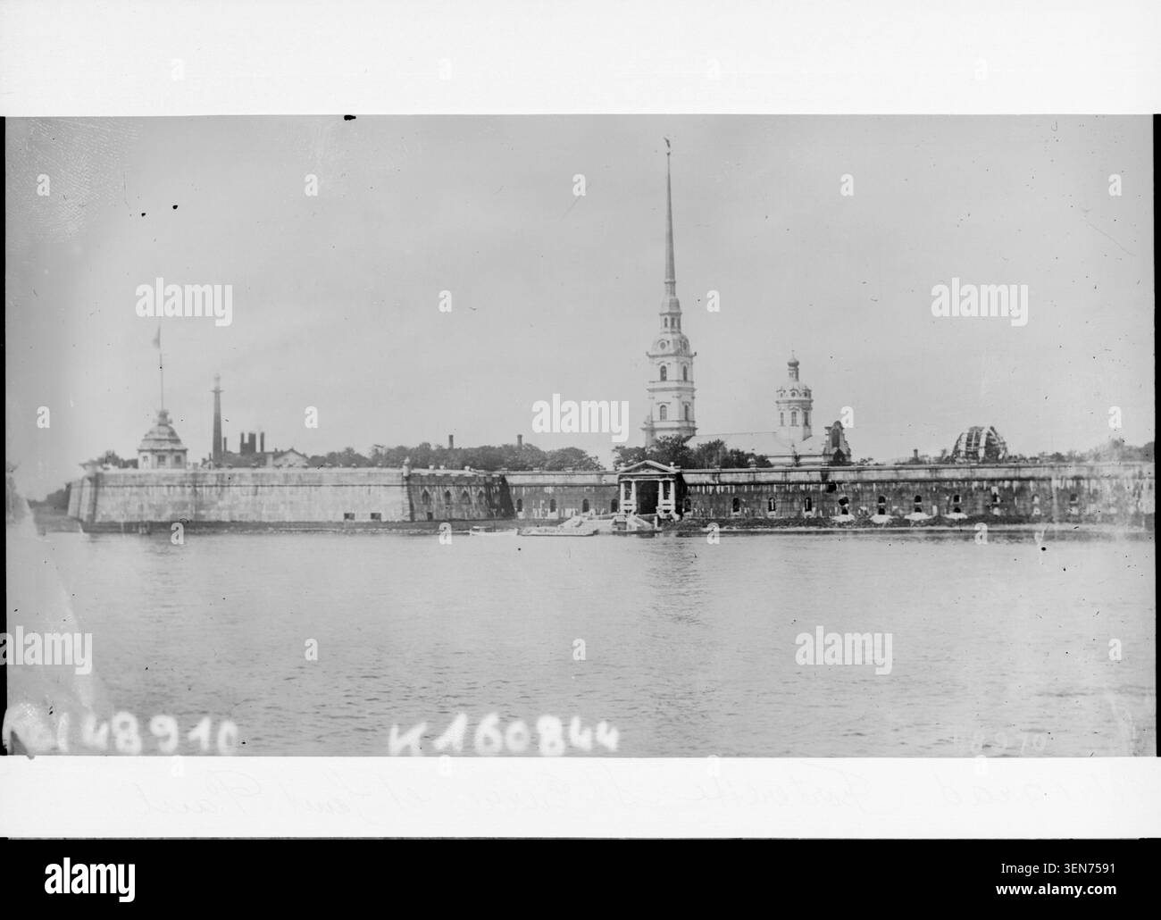 La Cattedrale di San Pietro e San Paolo nella fortezza di San Pietroburgo si erge nel 1917. La fotografia della stampa di Agence Rol documenta l'architettura della cattedrale e della fortezza russa per scopi storici. Foto Stock