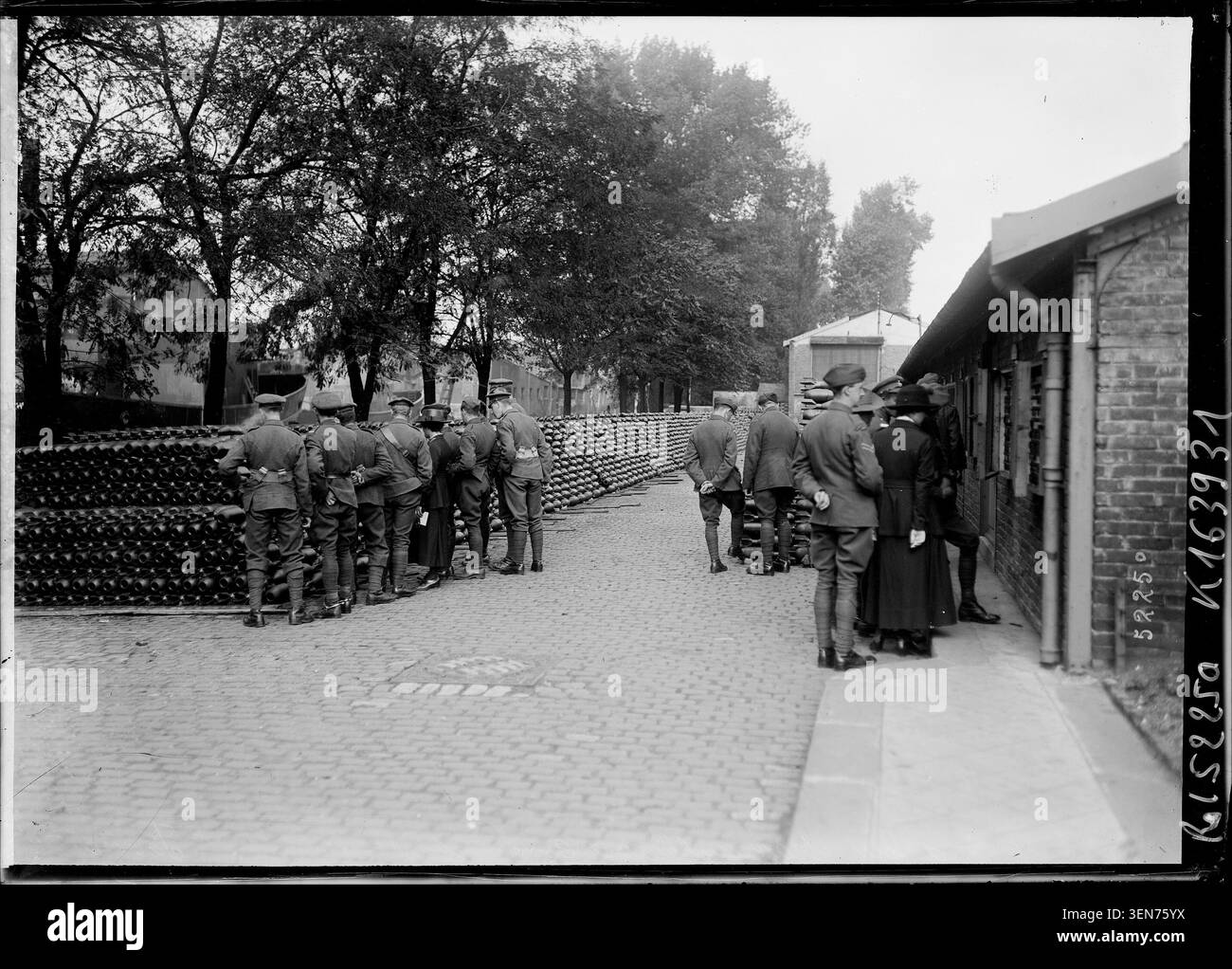 Il vascello di pattuglia Favori lancia in una base navale francese nel 1918, tra una riserva di siluri o proiettili. La fotografia monocromatica della stampa riporta i preparativi militari e le operazioni navali contemporanee emesse da Agence Rol. Foto Stock