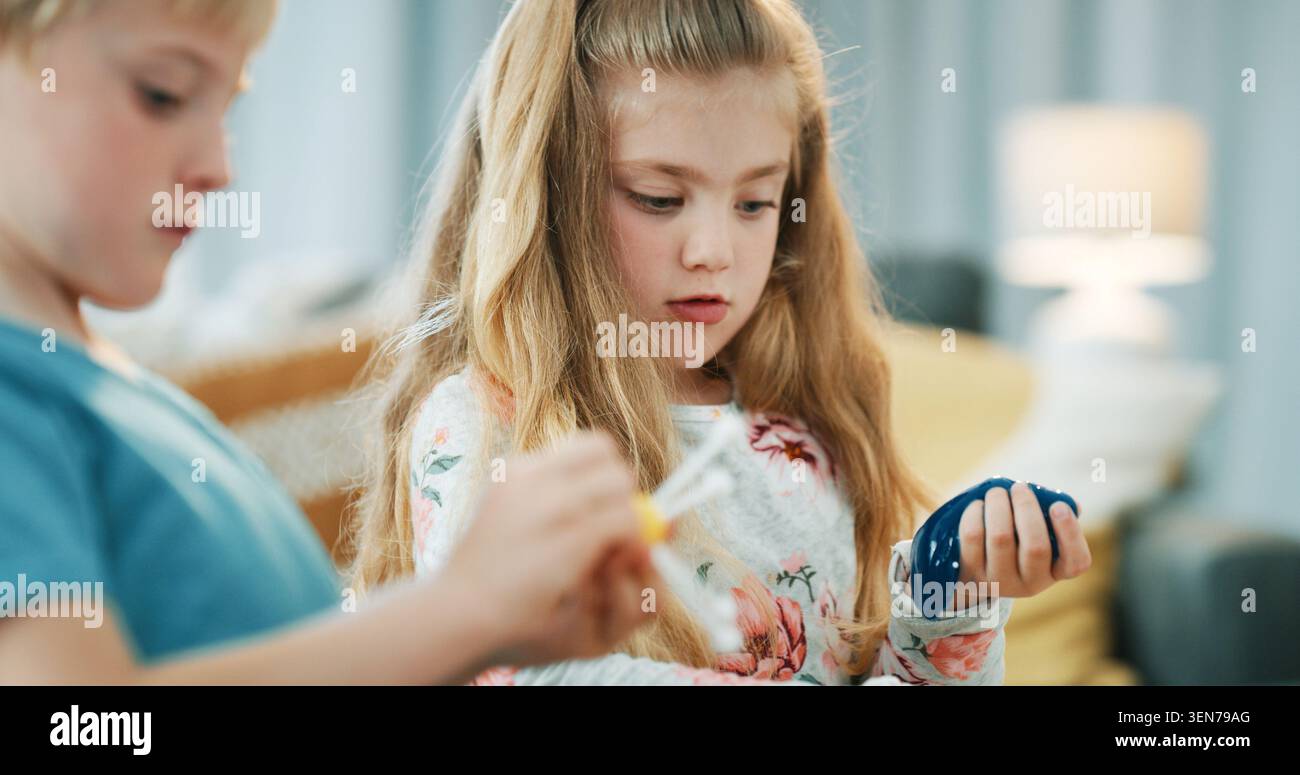 Ragazza, scienza e gioco con il giocattolo slime per progetti, scoperte o compiti per gli studenti a casa. Apprendimento, esperienza sensoriale e bambini con Foto Stock