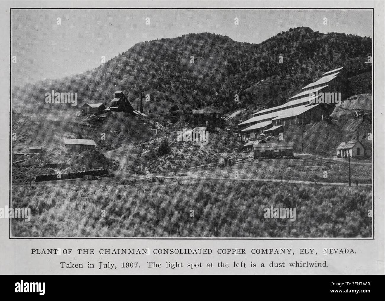 Stabilimento Chainman Consolidated Copper Company a Ely, Nevada, 1907, che mostra le operazioni minerarie attive e le infrastrutture industriali in collina. Dall'articolo I CAMPI DI RAME DEL NEVADA. Di A. Selwyn-Brown. Dalla rivista Engineering dedicata al progresso industriale volume XXXIV ottobre 1907 - marzo 1908 The Engineering Magazine Co. Foto Stock