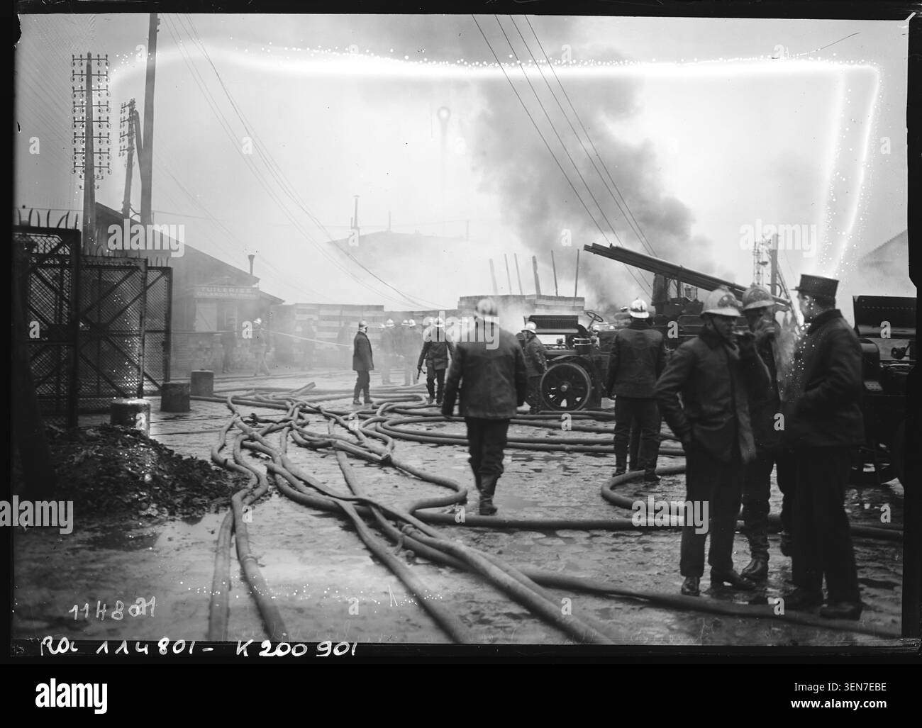 I vigili del fuoco assistono a un incendio in una fabbrica ad Aubervilliers in questa foto della stampa. Il registro del catalogo identifica vigili del fuoco, fabbriche e incendi in Aubervilliers, documentando una scena di emergenza industriale. Foto Stock