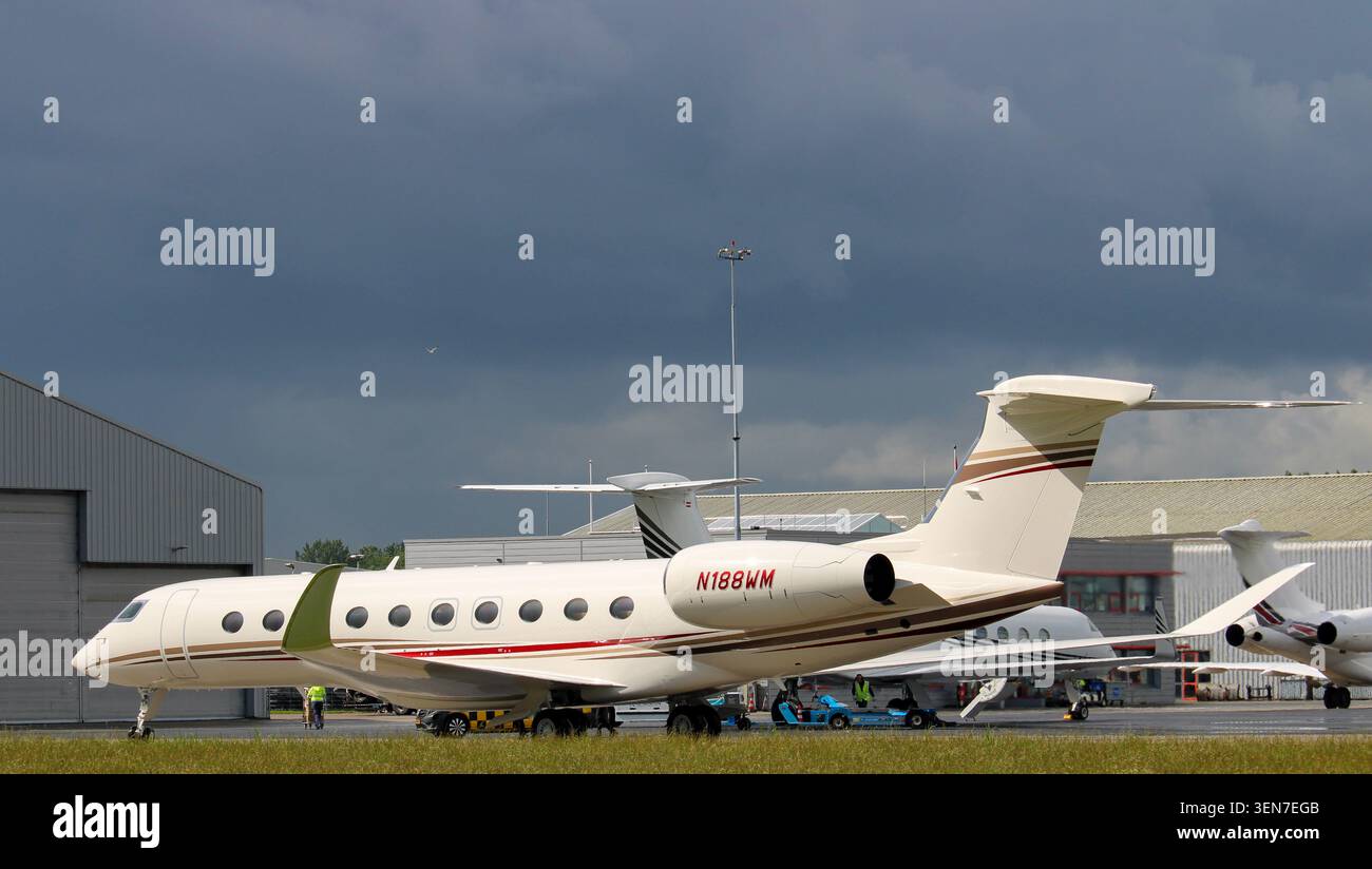 Vista laterale del nuovo jet business Gulfstream G700 N188WM presso l'aeroporto di Rotterdam l'Aia da Savannah, Stati Uniti Foto Stock