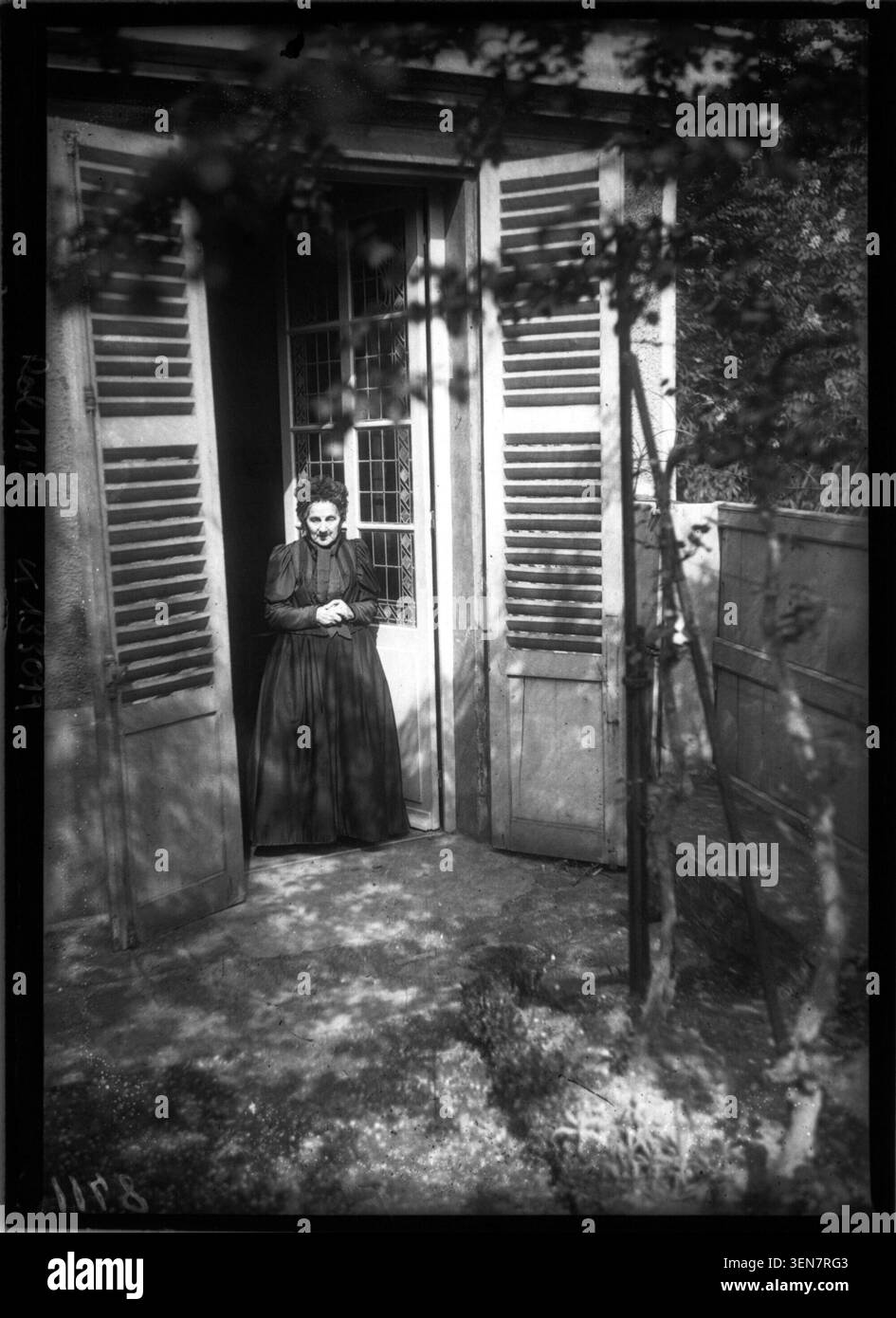 La signora Barbier accoglie i visitatori nella casa dove Honoré de Balzac visse, 47 rue Raynouard a Passy, Parigi, nel 1908. La fotografia è stata scattata da Agence Rol per scopi di stampa. Foto Stock