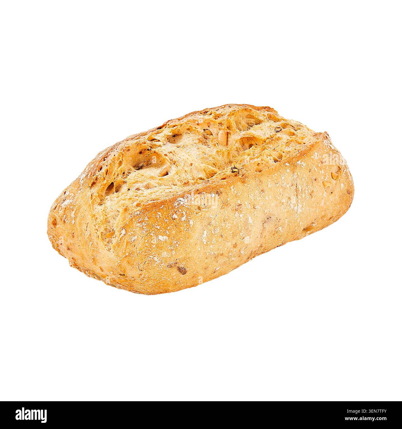 Pane fresco artigianale con semi misti isolati su sfondo bianco, prodotto da forno rustico con crosta croccante e briciole morbide. Foto Stock