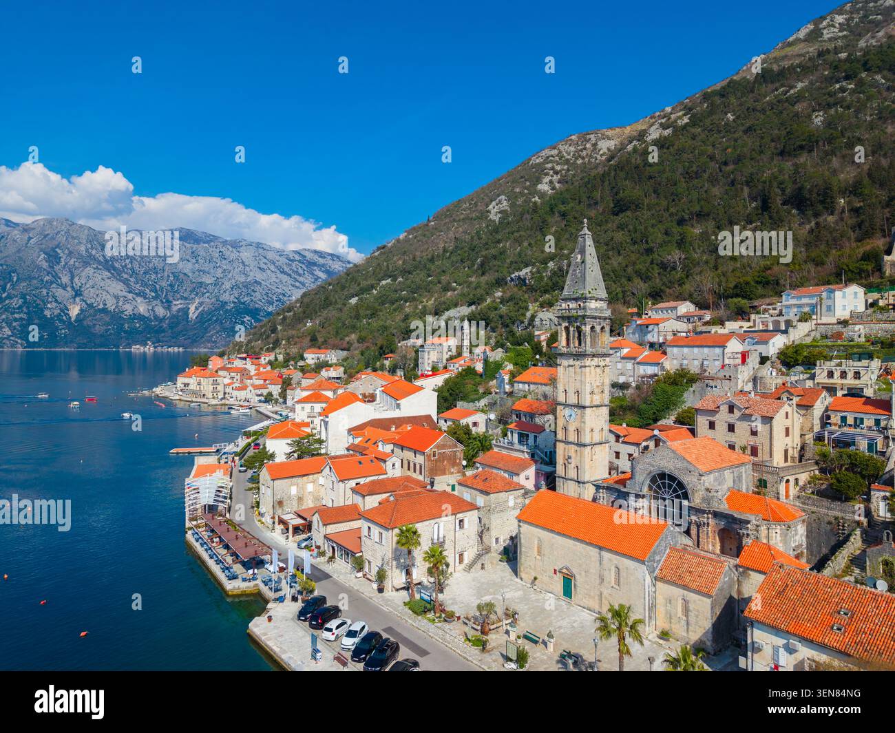Perast, città vecchia del Montenegro nella baia di Cattaro nel pomeriggio. Foto Stock