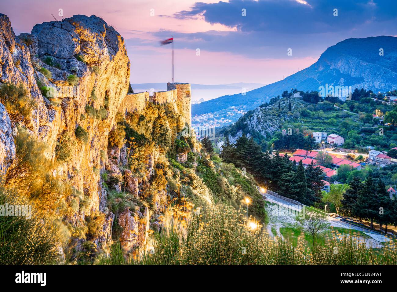 Forte di Klis a Spalato, Croazia al crepuscolo. Foto Stock