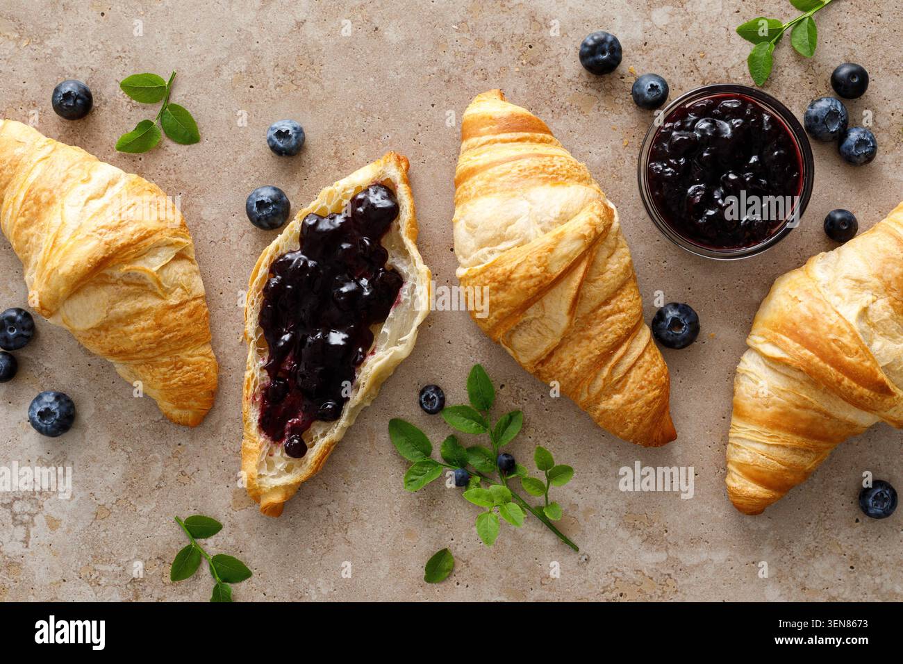 Croissant con marmellata di mirtilli a colazione Foto Stock