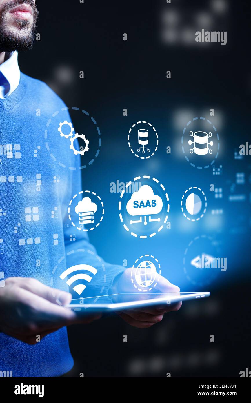 Tecnologia SaaS in azione con persona che tiene il tablet e grafica digitale in una scena buia Foto Stock